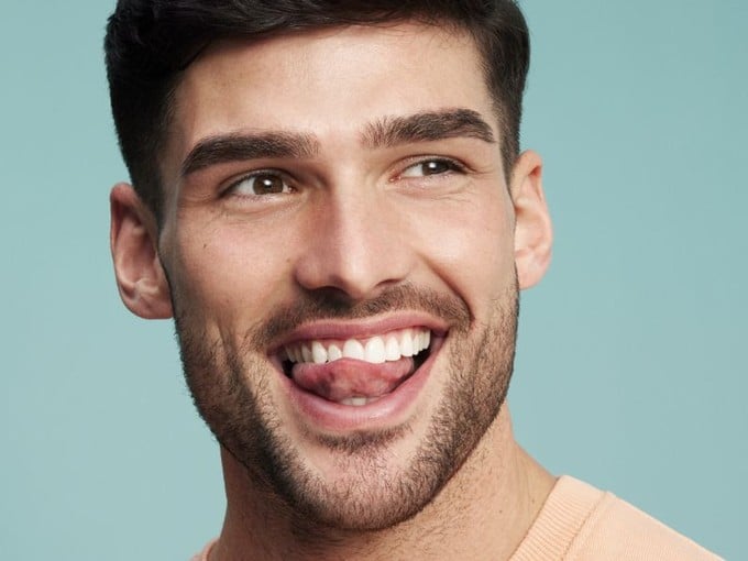 Homme aux dents alignées grâce aux aligneurs dentaires DR SMILE
