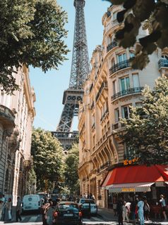 Photo d'une rue de Paris avec la Tour Eiffel en fond